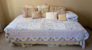 lot 54 image: UL - Twin Bedding Set - Quilted Floral Bedspread & Coordinating Pillow Collection
