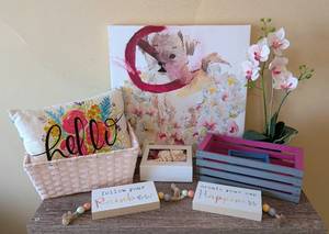 lot 63 image: UL - Girly Home Decor