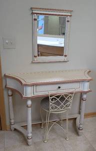 lot 123 image: UL - Vintage Vanity Set with Mirror