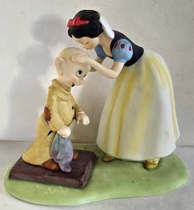 lot 48K image: K - Walt Disney Snow White & Bashful Figurine