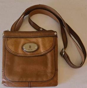 lot 225K image: LR - Fossil Leather Crossbody Handbag