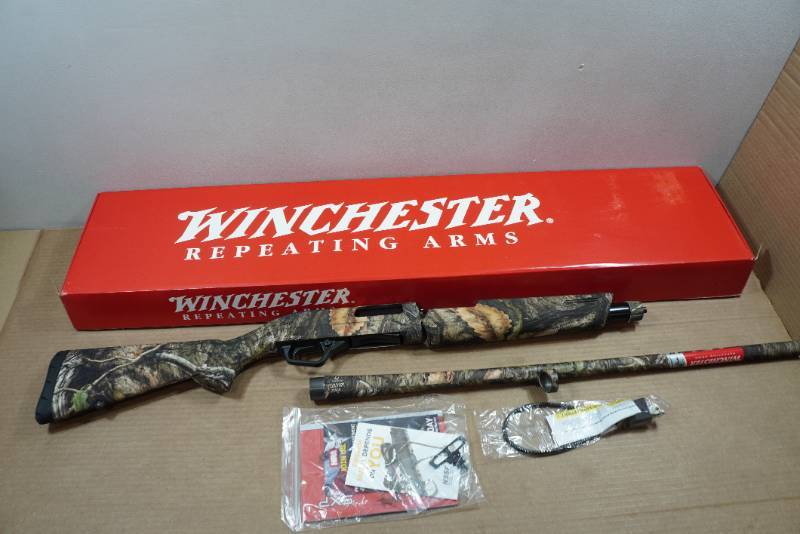 lot 3134 image: NEW Winchester SXP Universal Hunter 12 Gauge Pump-Action Shotgun - 28 Barrel