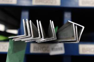 lot 470 image: Aluminum Angle Stock