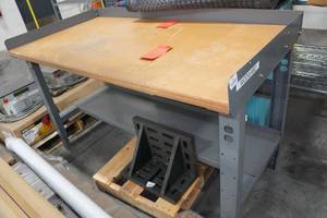 lot 394 image: Heavy Duty Workstation