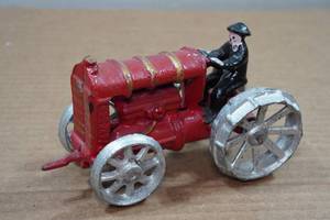 lot 81 image: Vintage Cast Iron Tractor