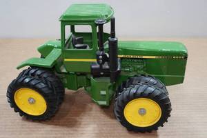 lot 88 image: Vintage Ertl John Deere 8650 4WD Tractor Replica