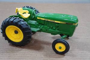 lot 89 image: Vintage Ertl John Deere Tractor Replica