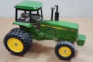 lot 90 image: Vintage Ertl John Deere 4850 Tractor Replica