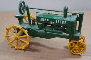 lot 91 image: Vintage Cast Iron John Deere Tractor