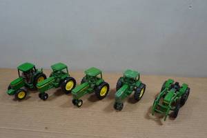 lot 92 image: Ertl John Deere Tractor Replicas