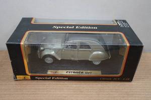 lot 99 image: Maisto 118 Scale 1952 Citroen Replica