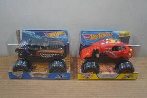 lot 107 image: Hot Wheels 124 Scale Monster Jam Trucks - Monster Mutt & Crushstation