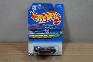 lot 132 image: Hot Wheels Treasure Hunt Series - Jaguar D-Type