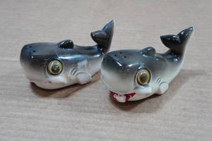lot 262 image: Vintage Salt and Pepper Shakers - Whales