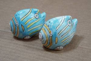 lot 263 image: Vintage Salt and Pepper Shakers - Tropical Fish