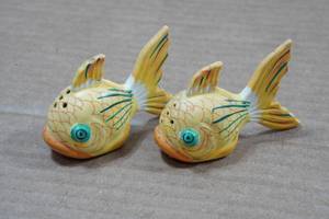 lot 270 image: Vintage Salt and Pepper Shakers - Gold Fish
