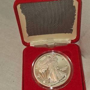 lot 22 image: 2000 Silver Eagle UNC, encaps in BOx