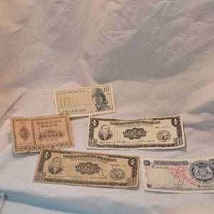 lot 27 image: Lot of 5 Foreign Paper Money