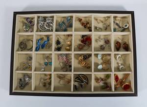 lot 21 image: Better Costumer Jewelry - Earrings 40 Pairs