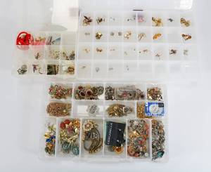 lot 17 image: Better Large Costume Jewelry Lot - Bracelets, Earrings, Necklaces