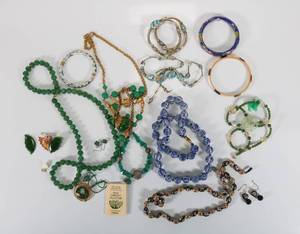 lot 8 image: Chinese BraceletsNecklacesCharms