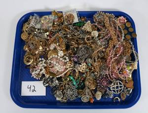 lot 42 image: Vintage Lot of Bracelets, Necklaces, Brooches, Earrings