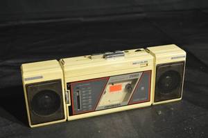 lot 106 image: Soundesign 4605 AMFM Cassette Stereo Boombox with 2 Speakers