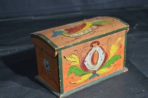 lot 113 image: Norwegian Rosemaling Wooden Chest - Hand-Painted Floral Jewelry Box
