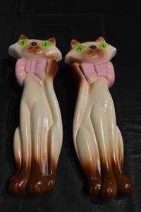 lot 327 image: Miller Studio Cat Figurines - 1976 Pair, Green Eyes, Pink Bows, Brown Gradient Paws