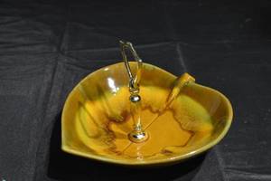 lot 332 image: Vintage Pottery Leaf Candy Dish 1960s