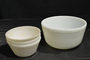 lot 339 image: Pyrex Milk Glass Bowls - Ribbed 4-Piece Set