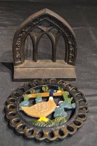 lot 345 image: Cast Iron Gothic Arch Window Ornament & Circular Filigree Bird Frame