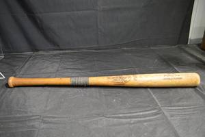 lot 356 image: Louisville Slugger Special Nelson Fox Baseball Bat