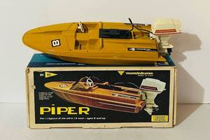 lot 111C image: LL - Piper Montelone 656 Electric Outboard Boat - Vintage Italian Toy with Box