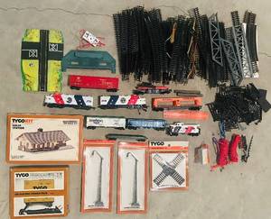 lot 218C image: LL - Vintage TYCO HO Scale Train Lot - Arlee Station HO Kit, El Capitan Boxcars & Track Pack