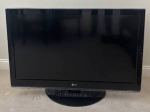 lot 91R image: LR - LG 42-inch LCD HDTV Model 42LH40-UA