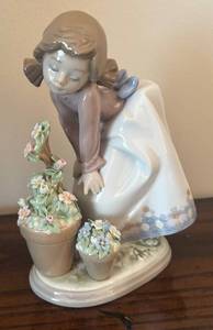 lot 130R image: DR - Lladro Pretty Posies Figurine