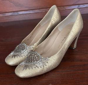 lot 163R image: MB - Bruno Magli Vintage Gold Textured Pumps Size 7 12