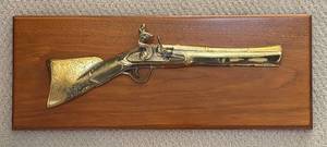 lot 267R image: LR - Vintage Mounted on Wood Gold Tone Decorative Gun Wall Hanger