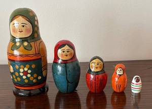 lot 409R image: K - Matryoshka Russian Nesting Dolls
