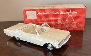 lot 457R image: K - Ford Corinthian White 125 Scale Convertible Car