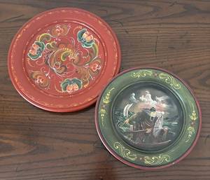 lot 473R image: LR - Viintage Decorative Wooden Plates including a Vintage Rosemaling Wooden Plate