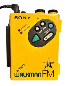 lot 20H image: LL - Vintage Sony WM-F5 Walkman Sports FM with 5 Headphones
