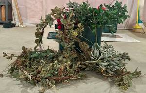 lot 399H image: LL - Christmas Greenery Wreath with Red Berries & Pine Cones - Indoor Holiday Decor