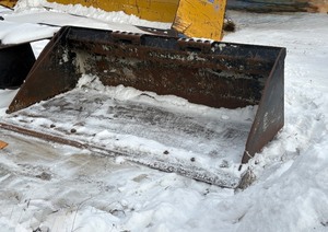 lot 4 image: Skid Loader Bucket