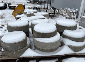 lot 29 image: Round Concrete Pavers