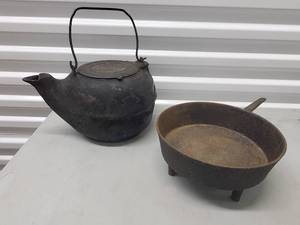 lot 1 image: Cast Iron Kettle & Skillet Set - Vintage 2-Piece