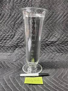 lot 14 image: Vintage Conical Pharmacy Measure - 1,000 cc Glass