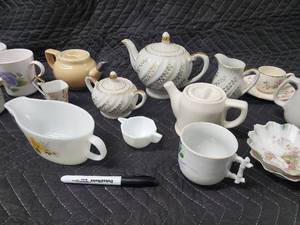 lot 18 image: Floral Porcelain Tea Set - Teapots, Creamer, Sugar Bowl, Cups & Saucers