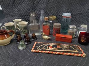 lot 21 image: HanDee Kitchen Saw - Vintage Boxed Kitchen Tool with Assorted Bottles & Mugs